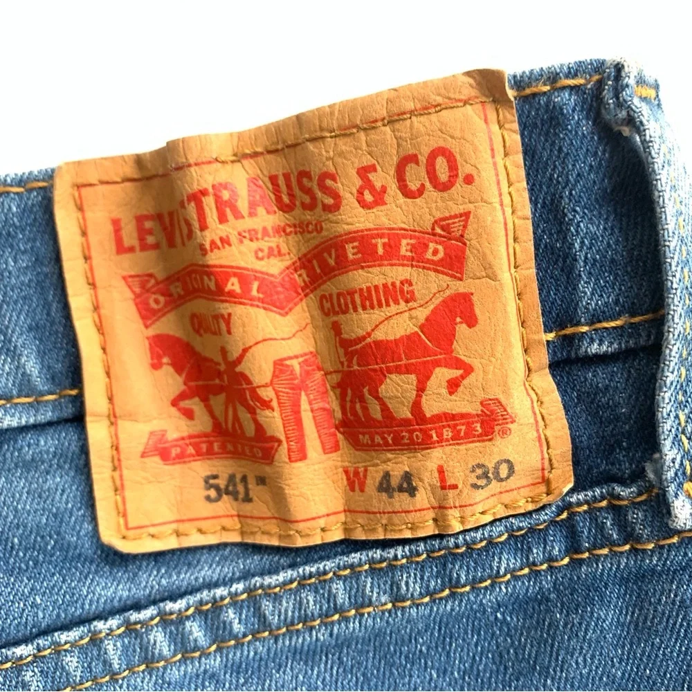 Levi's Men's 541  Medium Wash Athletic Taper Leg Jeans Size 44 x 30